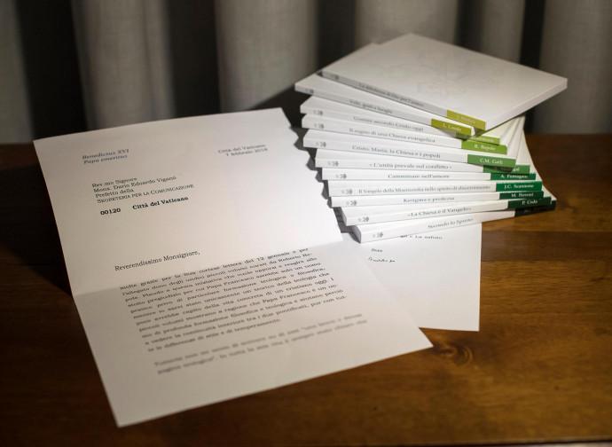 La lettera mostrata da Viganò. Coperta dai libri la parte censurata La lettera mostrata da Viganò. Coperta dai libri la parte censurata