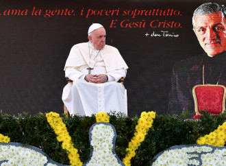 Don Tonino Bello e la gente, il Papa ammirato dal fervore