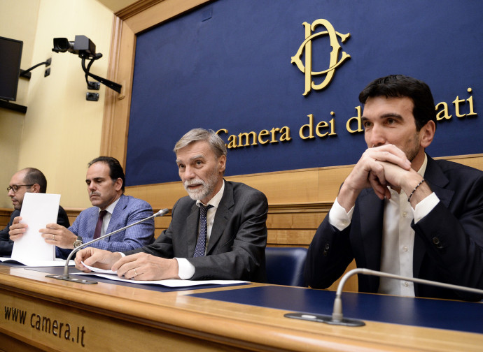 Graziano Delrio e il gruppo parlamentare Pd Graziano Delrio e il gruppo parlamentare Pd