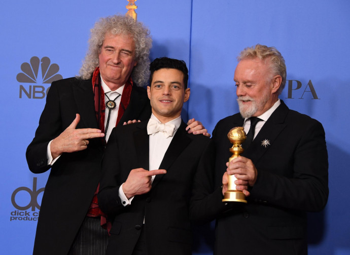 Brian May e Rami Malek posano con la statuetta del Golden Globe Brian May e Rami Malek posano con la statuetta del Golden Globe