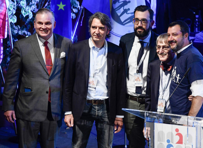 Matteo Salvini con gli organizzatori del Congresso e il sindaco di Verona