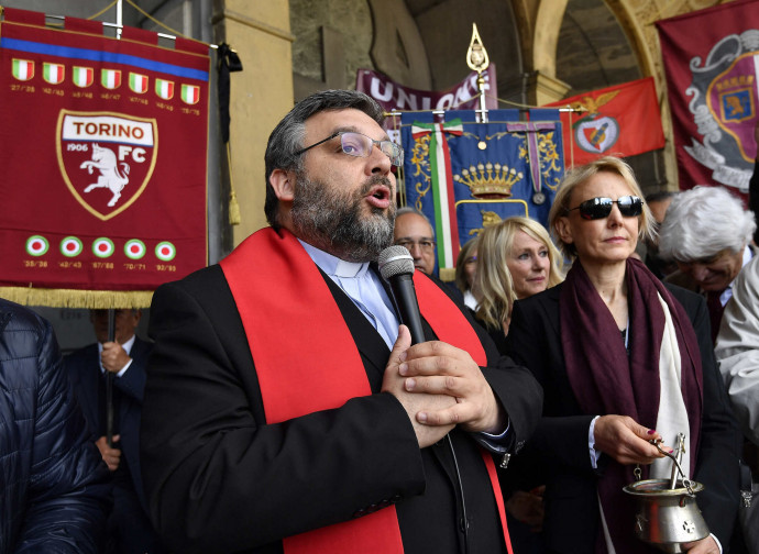 Il cappellano del Torino don Riccardo Robella ieri a Superga