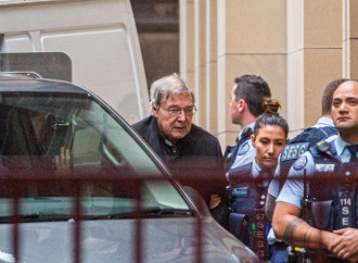 Pell lasciato solo dalla Chiesa manettara, ma fedeli con lui