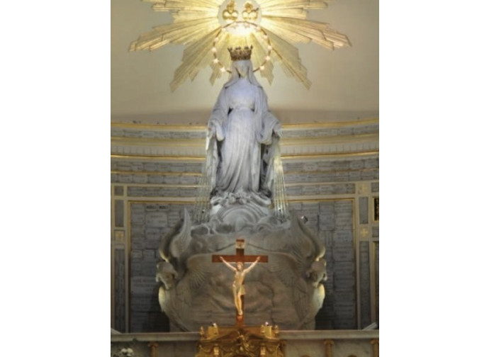 L'altare del Santuario di Nostra Signora della Medaglia Miracolosa di rue du Bac a Parigi L'altare del Santuario di Nostra Signora della Medaglia Miracolosa di rue du Bac a Parigi