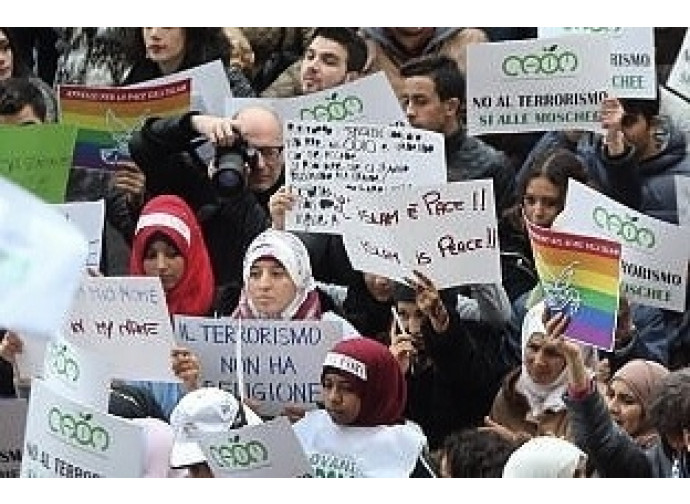 Musulmani in piazza per dire no al terrorismo islamico