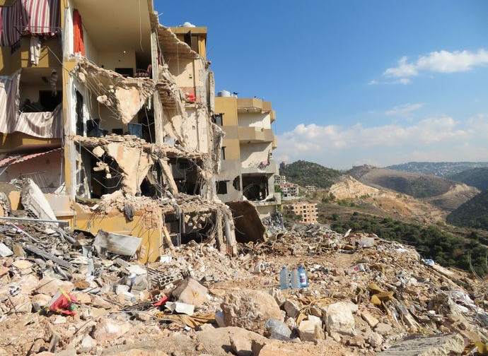 Macerie dopo un attacco israeliano vicino a Sidone