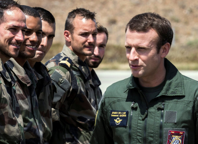 Macron ispezione le truppe Macron ispezione le truppe