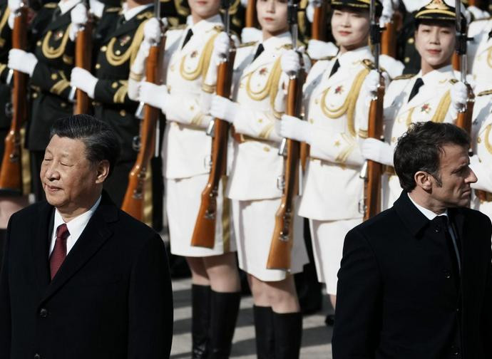 Macron a Pechino durante l'incontro con Xi Jinpeng Macron a Pechino durante l'incontro con Xi Jinpeng