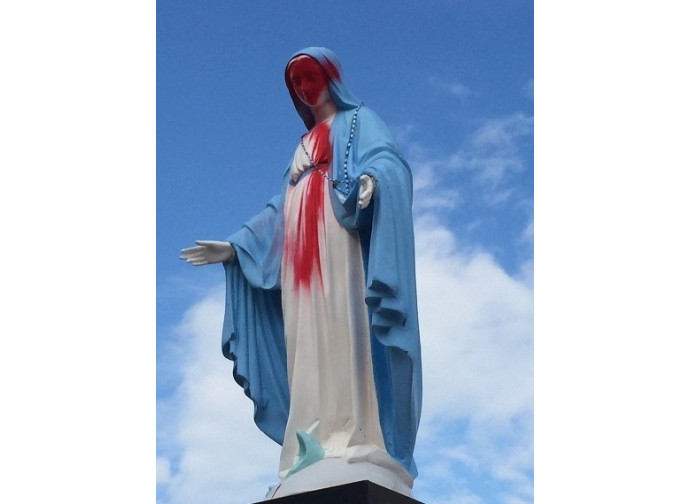 La statua della Madonna imbrattata con vernice rossa a Lecce La statua della Madonna imbrattata con vernice rossa a Lecce