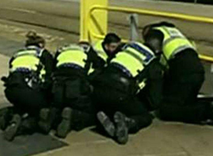 Manchester, primi soccorsi al poliziotto pugnalato