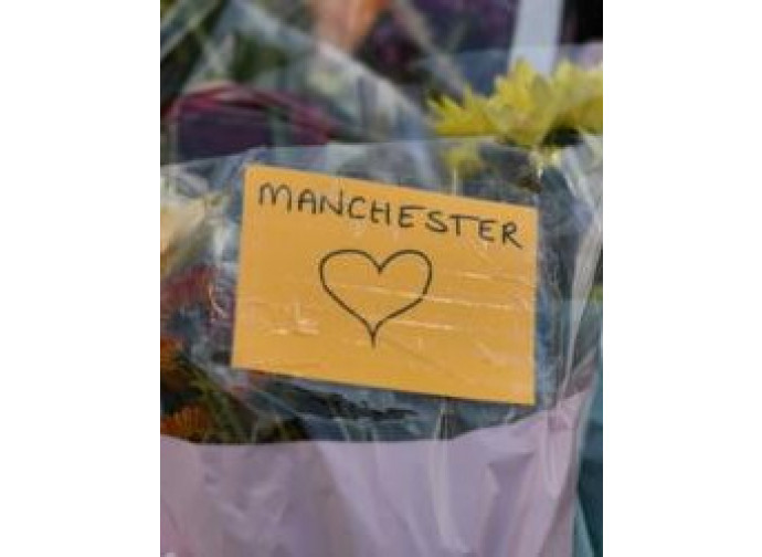 Manchester, fiori per le vittime Manchester, fiori per le vittime