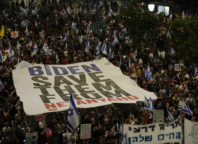 "Biden, salvali da Netanyahu!", la protesta a Tel Aviv per la liberazione degli ostaggi (La Presse) "Biden, salvali da Netanyahu!", la protesta a Tel Aviv per la liberazione degli ostaggi (La Presse)