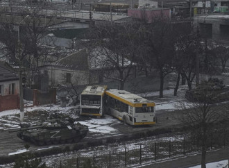 Ucraina, l'offensiva russa rallenta. Inferno a Mariupol