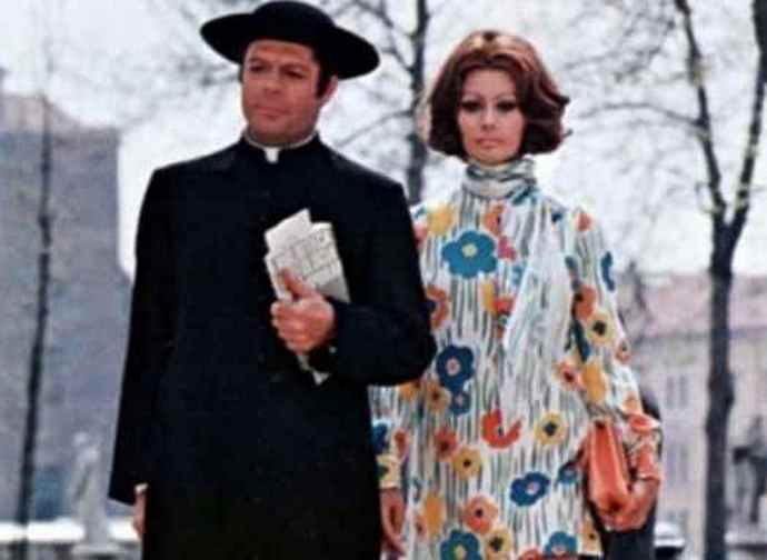 Marcello Mastroianni e Sofia Loren ne "La moglie del prete" Marcello Mastroianni e Sofia Loren ne "La moglie del prete"