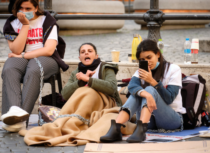 Roma, la protesta dei parenti dei pescatori sequestrati