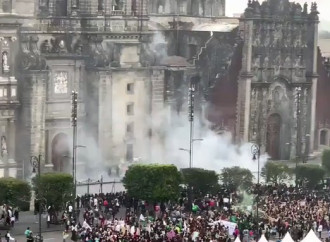 Femministe pro aborto danno fuoco al portale d’ingresso della cattedrale di Città del Messico