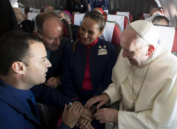 Il Papa con i due sposi