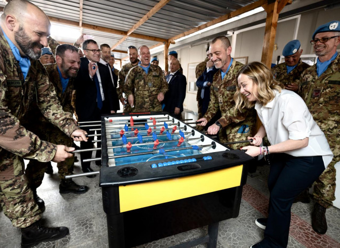 Giorgia Meloni in visita alla base Millevoi, Libano (La Presse)