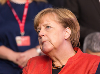 Travolta dall'onda di migranti, la Merkel dice addio