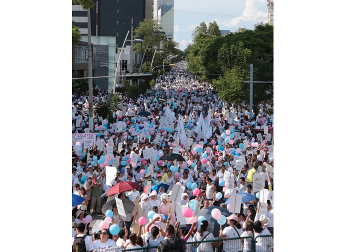 La marcha in una delle città messicane La marcha in una delle città messicane