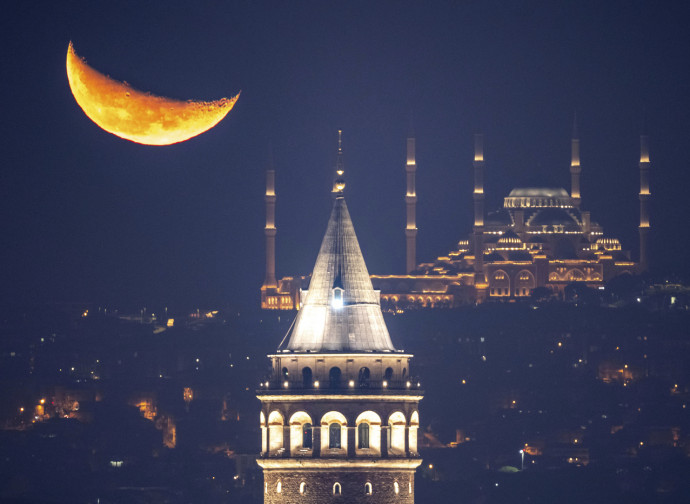 La mezzaluna su Istanbul (La Presse)