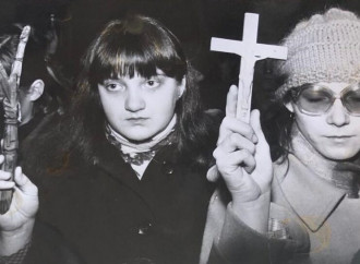 La croce oltraggiata, nella Polonia di Tusk segni del comunismo che fu