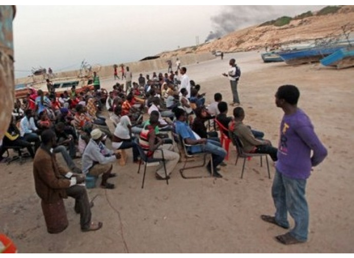 Migranti in Libia in attesa di partire