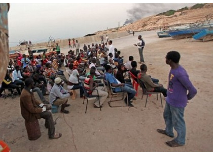 Migranti in Libia in attesa di partire Migranti in Libia in attesa di partire