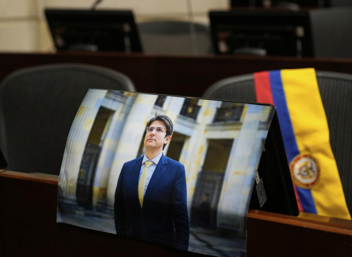 Miguel Uribe, la foto che lo ricorda nel suo seggio in Senato (La Presse)