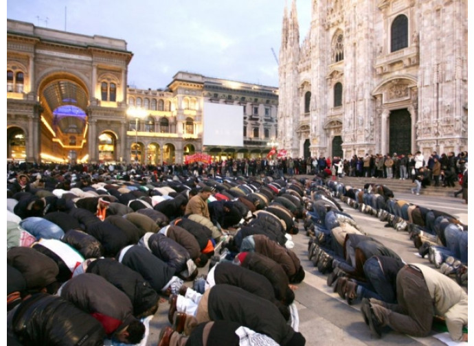 La preghiera collettiva dei musulmani in Piazza Duomo