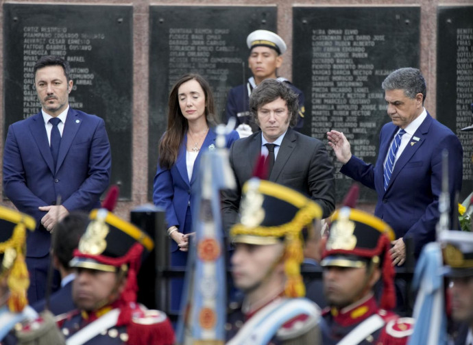 Javier Milei (al centro) al memoriale delle Falklands per l'anniversario (La Presse) Javier Milei (al centro) al memoriale delle Falklands per l'anniversario (La Presse)