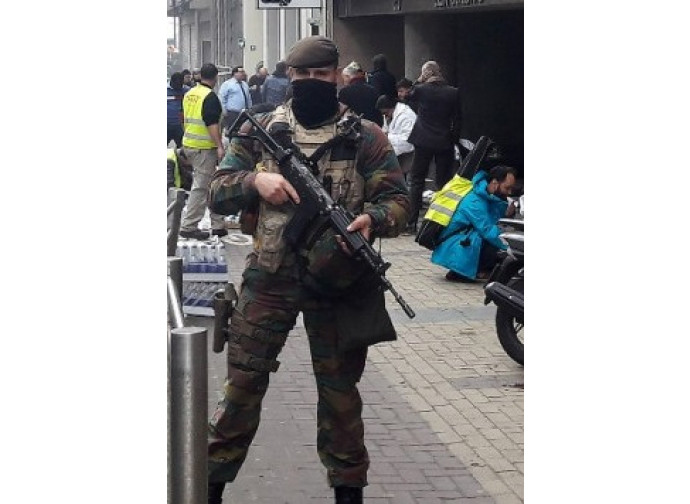 Militari presidiano la fermata di Maalbeek, Bruxelles Militari presidiano la fermata di Maalbeek, Bruxelles