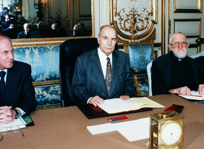 Il presidente Mitterrand con l'Abbé Pierre (a destra) Il presidente Mitterrand con l'Abbé Pierre (a destra)