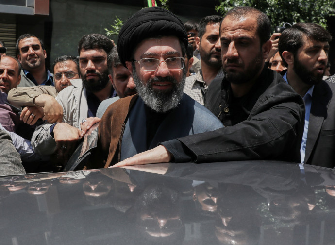 Mojtaba Khamenei, al centro (AP)