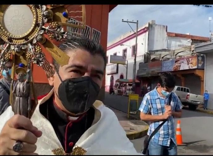 mons. Álvarez, vescovo di Matagalpa, con il Santissimo