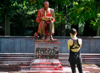 Chi odia Montanelli e vandalizza la sua statua