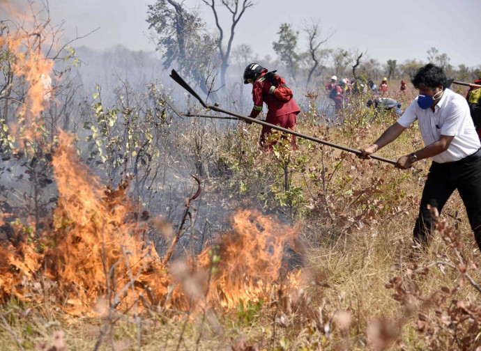 Propaganda: Morales fotografato mentre aiuta i vigili del fuoco a spegnere gli incendi