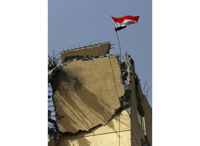 Mosul, bandiera irachena sull'ospedale Mosul, bandiera irachena sull'ospedale