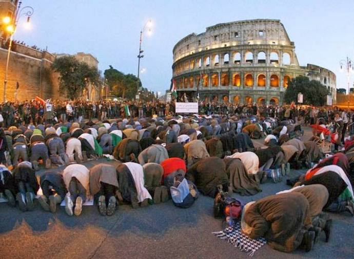 Musulmani in preghiera a Roma