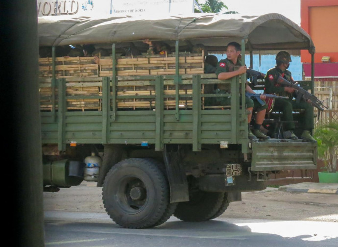 Myanmar, pattuglia dei militari nello Stato di Kayah