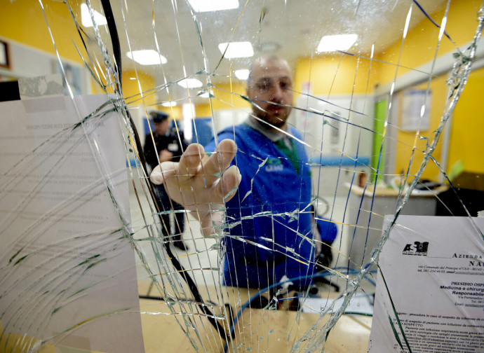 Il pronto soccorso devastato a Napoli Il pronto soccorso devastato a Napoli