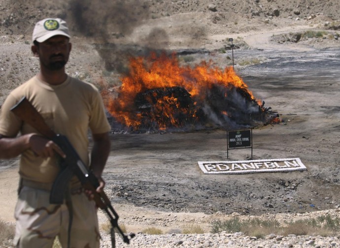 Pakistan, narcotici bruciati per stroncare il contrabbando Pakistan, narcotici bruciati per stroncare il contrabbando