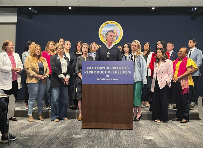 Gavin Newsom alla conferenza sui diritti riproduttivi (aborto) della California (La Presse) Gavin Newsom alla conferenza sui diritti riproduttivi (aborto) della California (La Presse)