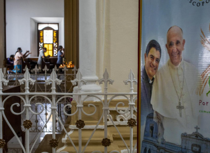 Nicaragua, una chiesa con un poster che ritrae mons. Alvarez e il Papa Nicaragua, una chiesa con un poster che ritrae mons. Alvarez e il Papa