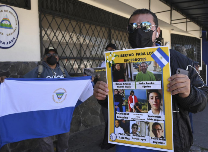 Nicaragua, oppositore con le foto dei sacerdoti arrestati