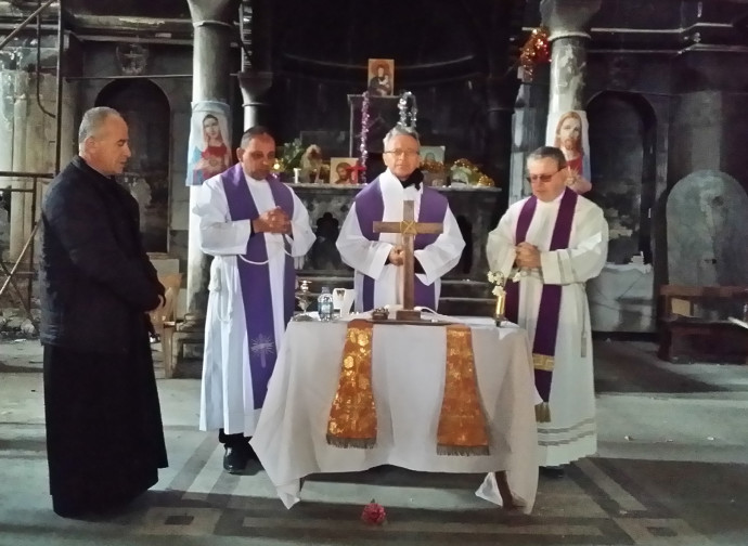 Marzo 2017: Cavina celebra messa nella chiesa devastata di Qaraqosh