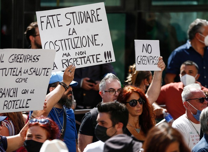 Una manifestazione contro il Green pass obbligatorio a scuola