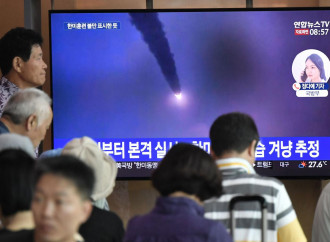 La Corea del Nord testa i missili e i colloqui di pace