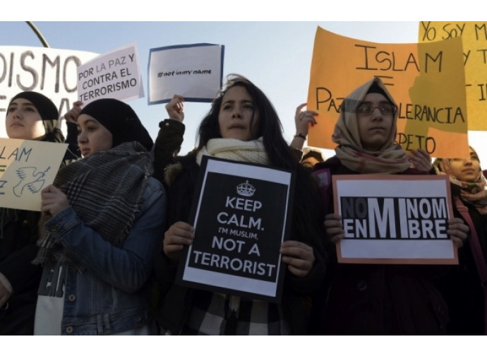Musulmani alla manifestazione di Parigi Musulmani alla manifestazione di Parigi