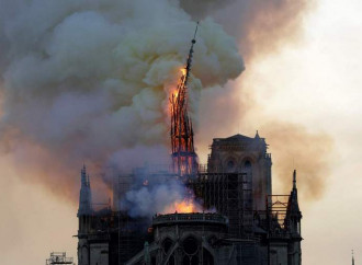 Notre Dame brucia, e l'Europa scopre la bellezza del Medioevo